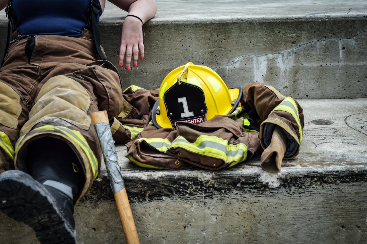 career-firefighter-relaxing-job-162540-162540.jpg